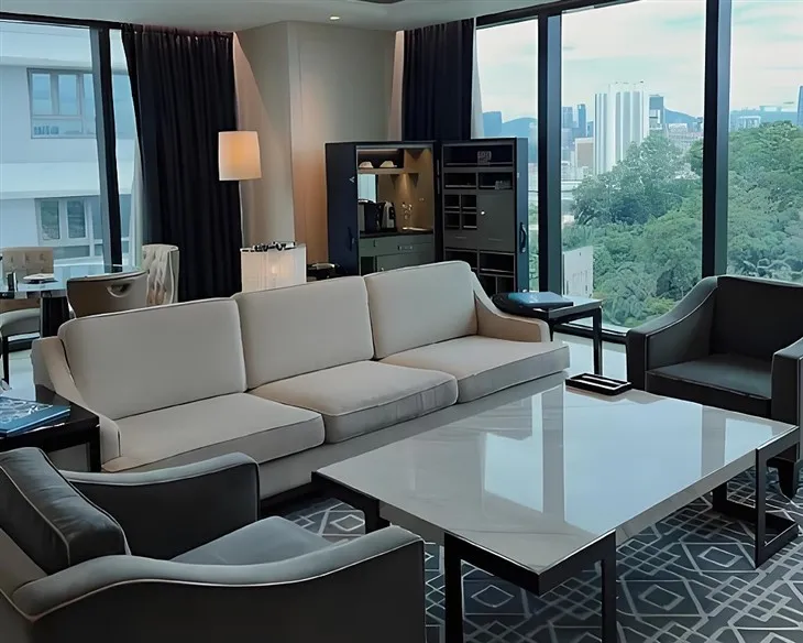 Latabatra vita amin'ny trano fandraisam-bahiny